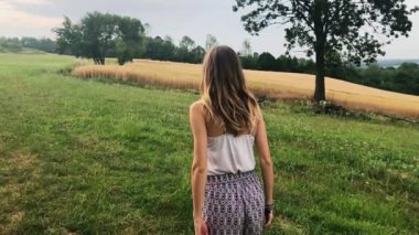 Altın bir buğday - yaz alanında zevk kız.