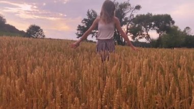 Altın bir buğday - yaz alanında zevk kız.