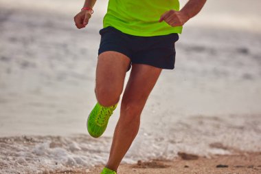 Adam çalışan/tropikal egzotik plajda koşu.