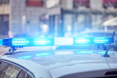 Trafik/urba suç mahallinde mavi ışıklar ile polis arabası