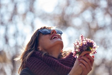 Sevimli Genç kız doğada buket güzel kokulu.