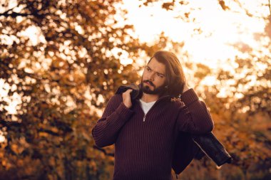 Yakışıklı genç adam giyen deri ceket Sonbahar sezonunda / soğuk hava.