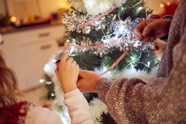 Vater und Tochter genießen Weihnachten / Neujahr. — Stockfoto