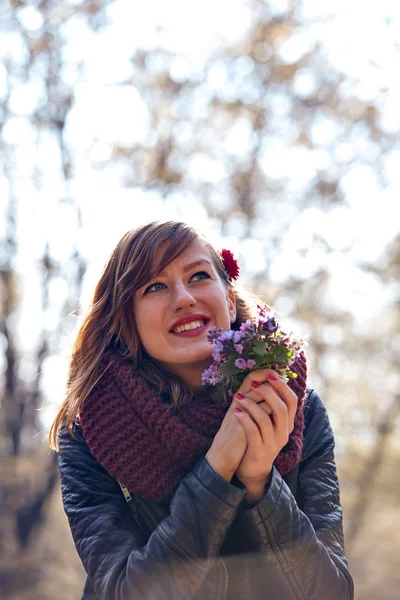 Carino ragazza profumata bel mazzo di fiori in natura . — Foto Stock