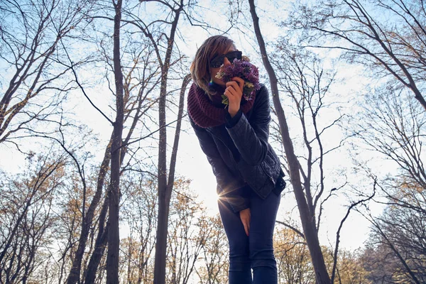 Carino ragazza profumata bel mazzo di fiori in natura . — Foto Stock