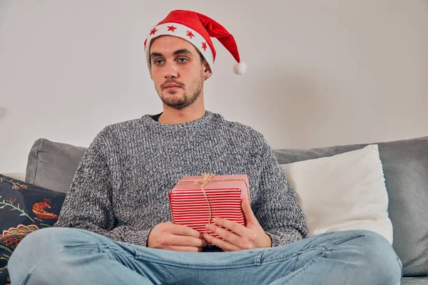 Homem entediado esperando Natal / Ano Novo sozinho em casa . — Fotografia de Stock