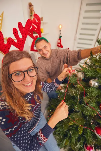 Mutlu çift ağacı Yılbaşı gecesi dekorasyon / Noel arifesi. — Stok fotoğraf