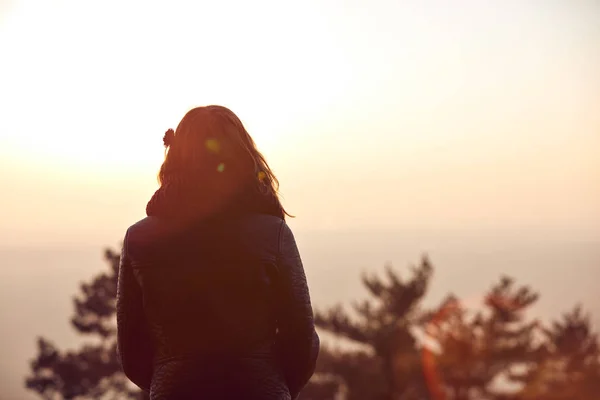 Mulher solitária assistindo paisagem natureza distante . — Fotografia de Stock