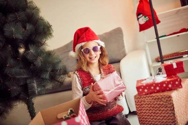 Menina preparando decoração brilhante para o Natal / Ano Novo — Fotografia de Stock