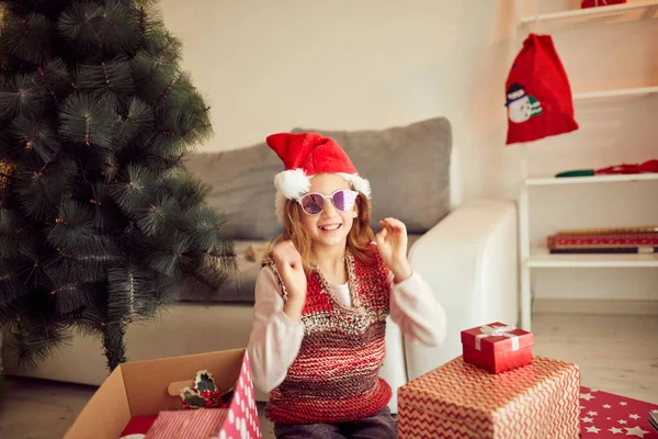 Ragazza che prepara la decorazione lucida per Natale / Capodanno — Foto Stock