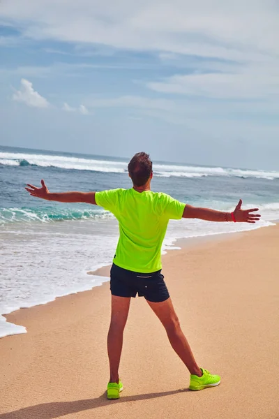 Homem comemorando o sucesso após um bom treinamento / exercício em uma areia — Fotografia de Stock