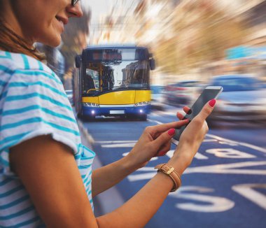 Cep telefonu kullanarak ve karşıdan karşıya geçerken kadın.