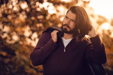 Yakışıklı genç adam giyen deri ceket Sonbahar sezonunda / soğuk hava.