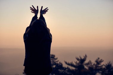 Silah geniş açık gündoğumu/günbatımı zaman zevk kadın.