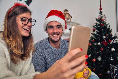 Mutlu çift cep telefonu ile yeni yıl/Noel arifesi zevk 