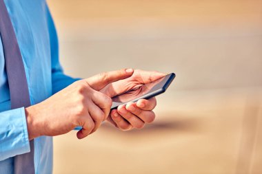 İş adamı sokakta onun Smartphone kullanarak.