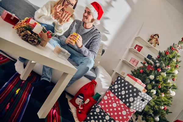 Happy couple enjoying New Year 's / Christmas eve with cell phone — стоковое фото