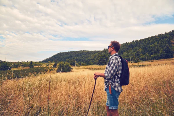 Hiker enjoying nice view in a hilly landscape. — Stock Photo, Image