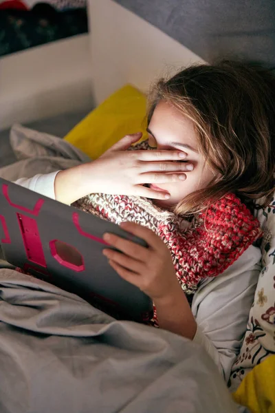 Kleines Mädchen lernt und macht Hausaufgaben zu Hause mit Tablet. — Stockfoto