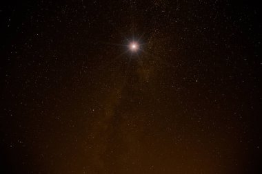 Samanyolu yıldızları geniş lens ve kamera ile fotoğraflandı. Benim Astro