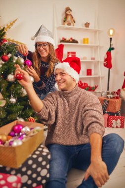 Mutlu çift ağacı Yılbaşı gecesi dekorasyon / Noel arifesi.