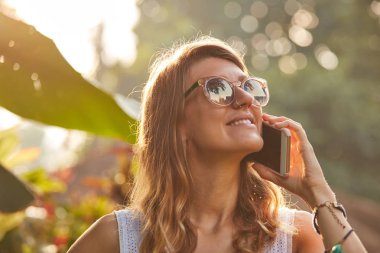 Kadın Park/Bahçe açık havada cep telefonu kullanarak.