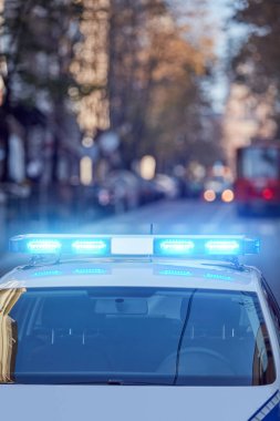 Trafik/urba suç mahallinde mavi ışıklar ile polis arabası