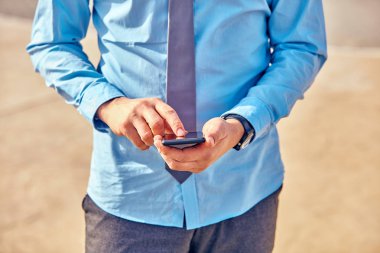 İş adamı sokakta onun Smartphone kullanarak.