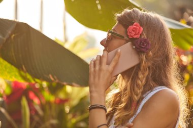 Kadın Park/Bahçe açık havada cep telefonu kullanarak.