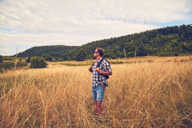 Yürüyüşçü tepelik bir manzara güzel bir manzara zevk.