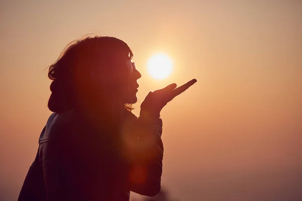 Жінка з молитовними руками насолоджується схід / захід сонця . — стокове фото