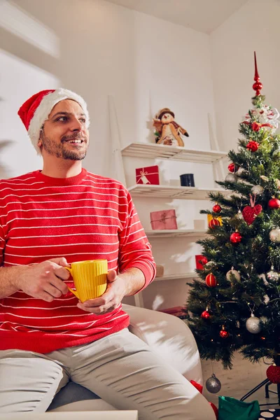 Uomo in attesa di Natale / Capodanno da solo a casa . — Foto Stock