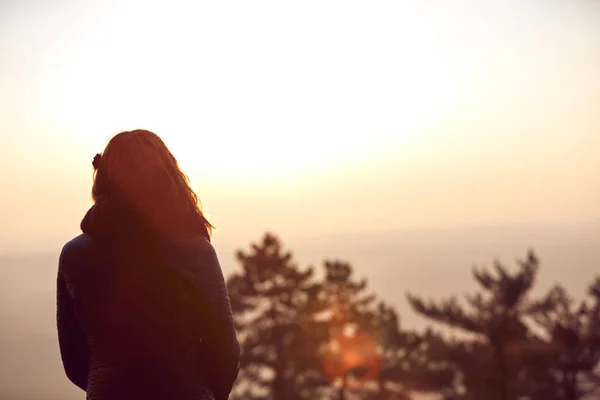 Lonely kvinna tittar avlägsen naturlandskap. — Stockfoto