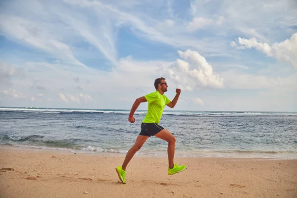 Uomo che corre / fa jogging su una spiaggia tropicale esotica . — Foto Stock