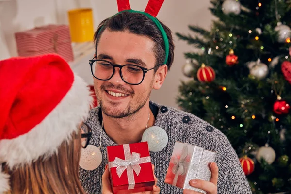 Gelukkige paar genieten van New Year's / kerstavond. — Stockfoto