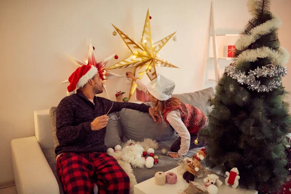 Padre e figlia che si godono il Natale / Capodanno . — Foto Stock