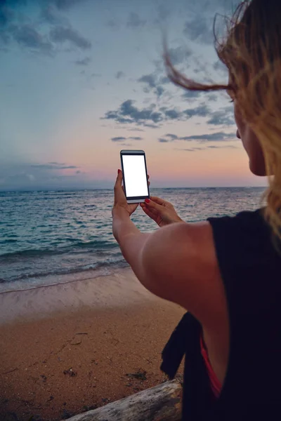 Жінка використовує мобільний телефон на піщаному океані пляжі . — стокове фото