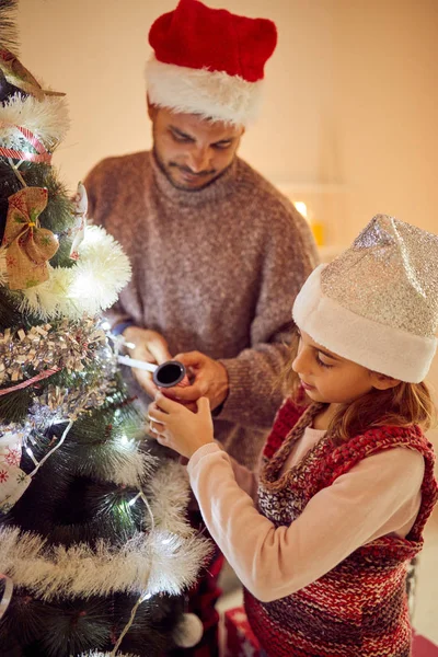 Ojciec i córka korzystających na Boże Narodzenie/nowy rok czas. — Zdjęcie stockowe