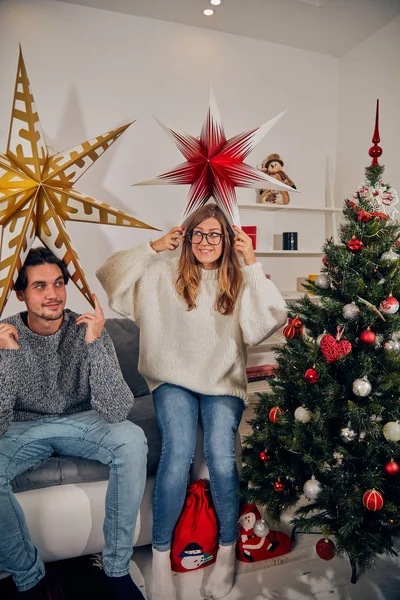 Casal feliz desfrutando véspera de Ano Novo / Natal . — Fotografia de Stock