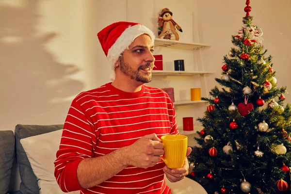 Mann wartet Weihnachten / Silvester allein zu Hause. — Stockfoto