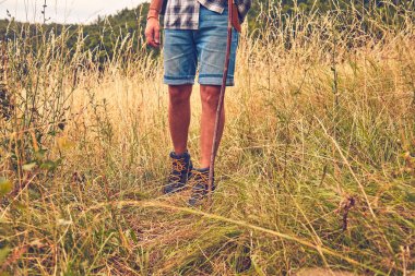 Doğada bir buğday / çim alanında güzel bir yürüyüş zevk Yürüyüşçü.