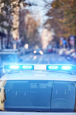 Trafik/kentsel ortamda suç mahallinde mavi ışıklar ile polis arabası.