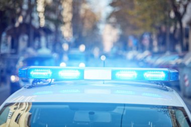 Trafik/urba suç mahallinde mavi ışıklar ile polis arabası