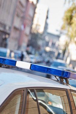 Trafik/urba suç mahallinde mavi ışıklar ile polis arabası