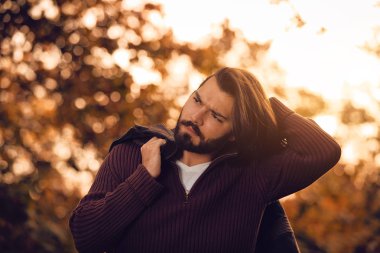 Yakışıklı genç adam giyen deri ceket Sonbahar sezonunda / soğuk hava.