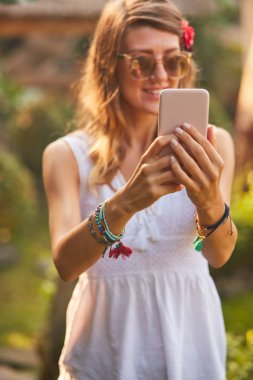 Kadın Park/Bahçe açık havada cep telefonu kullanarak.