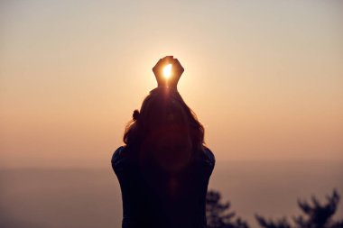 Silah geniş açık gündoğumu/günbatımı zaman zevk kadın.