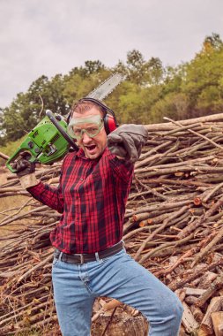 Testere ile kesme woods yığını ile oduncu.