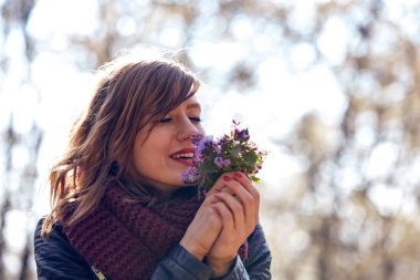 Sevimli Genç kız doğada buket güzel kokulu.