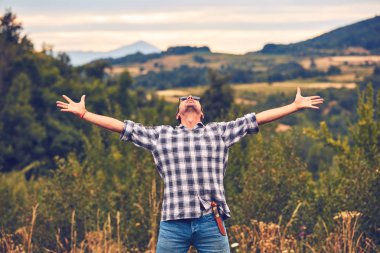 Alanda kollarını sonuna kadar açık adam yürüyüşçü.